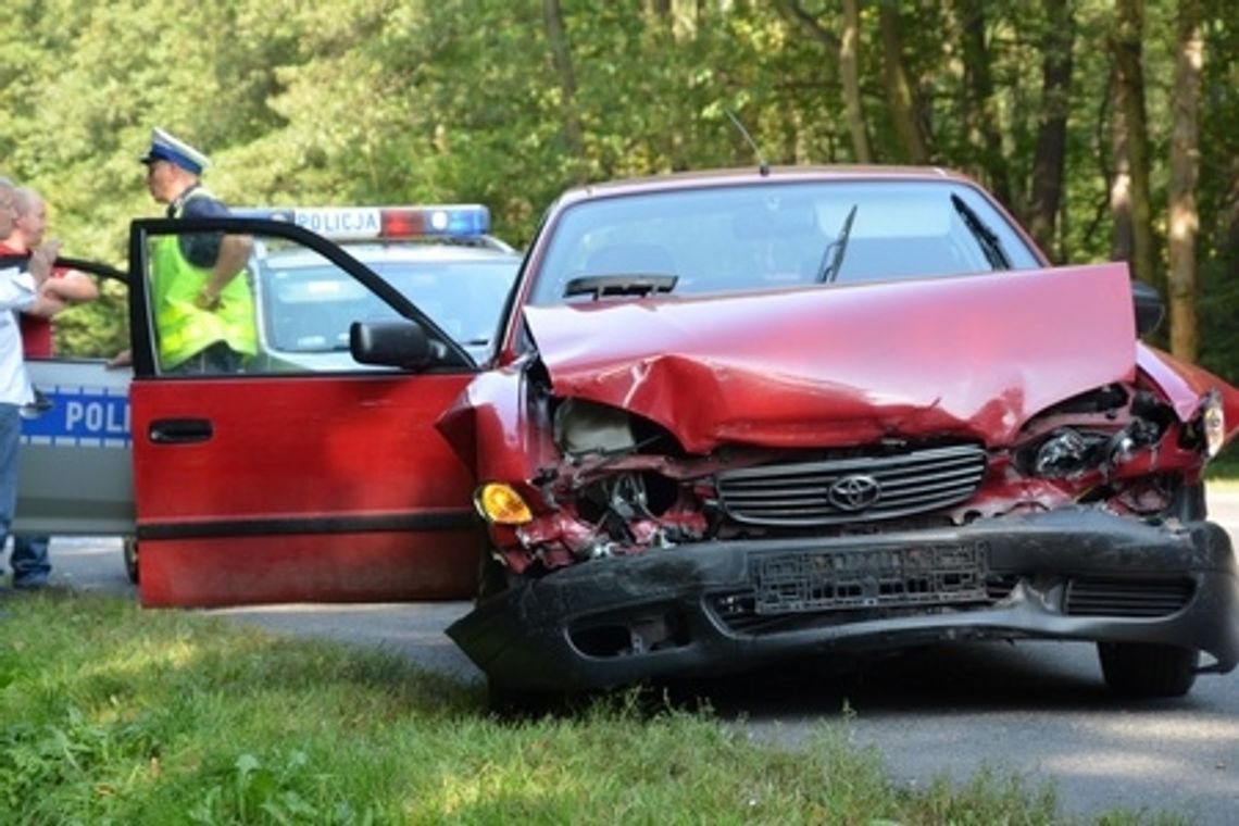 Zagapiła się i wjechała w mercedesa