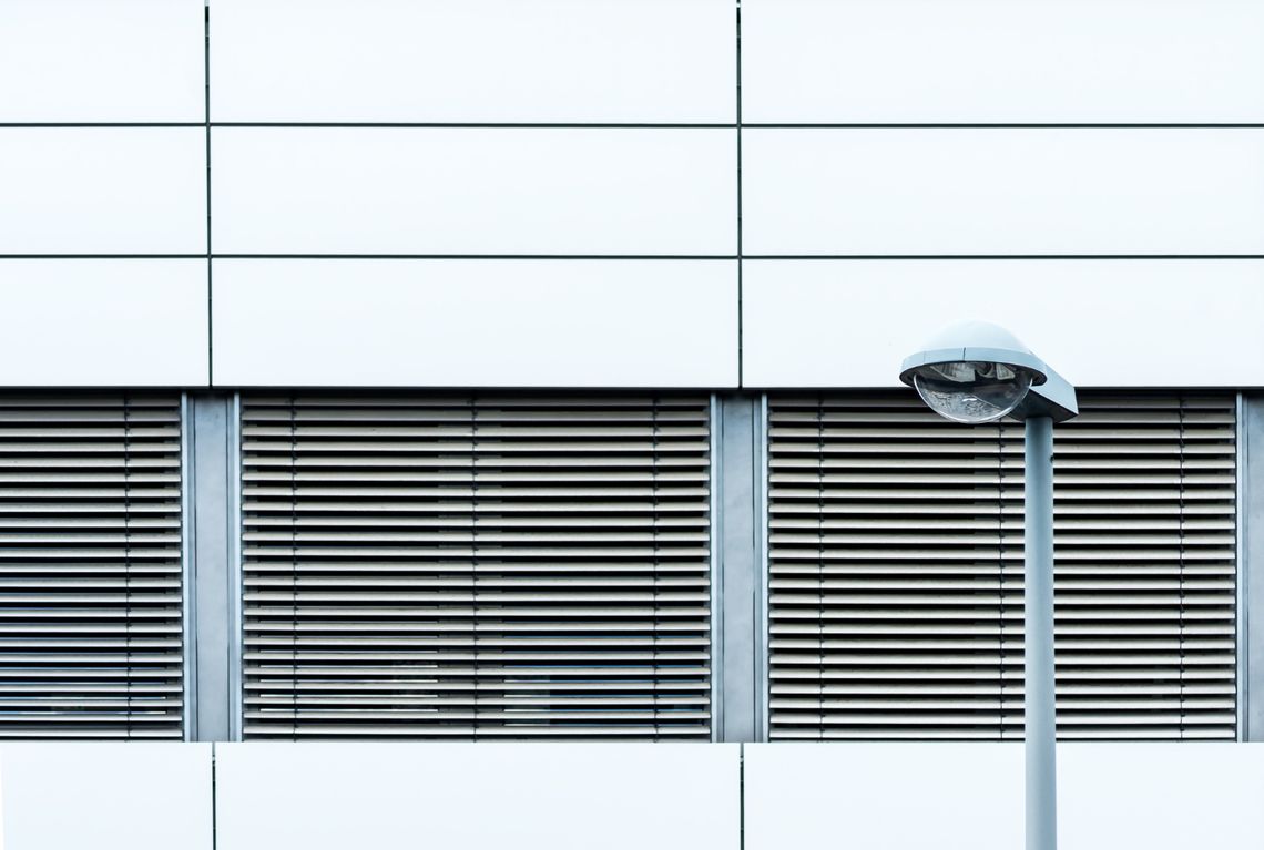 Żaluzje fasadowe skośne – funkcjonalne i estetyczne rozwiązanie dla nietypowych kształtów elewacji