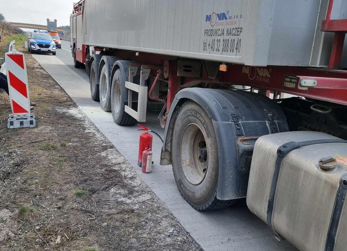 Zapaliła się opona w ciężarówce. Akcja straży na trasie S17 Zapaliła się opona w ciężarówce. Akcja straży na trasie S17