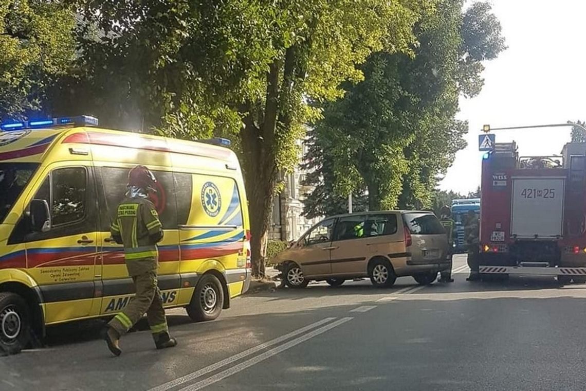 Zasłabł i wjechał w drzewo