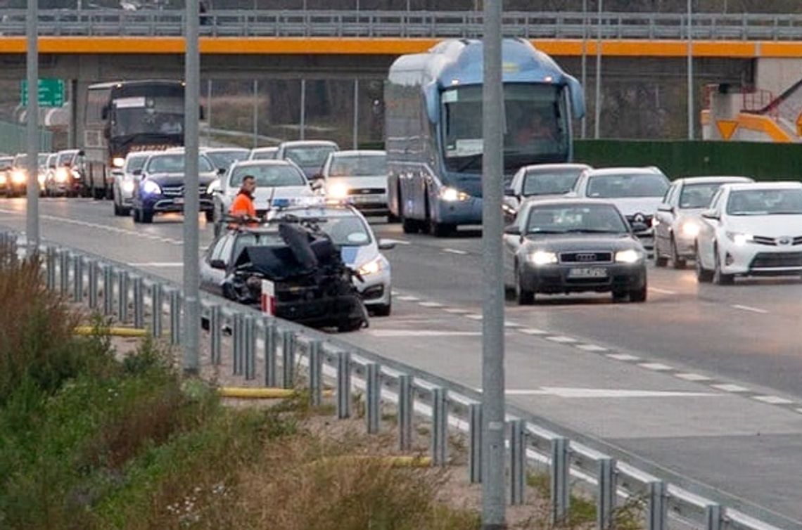 Zasnął i uderzył w bariery na S17