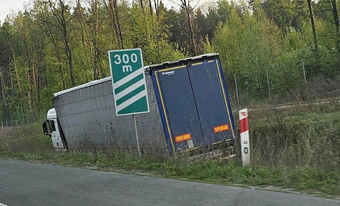 Zasnął za kierownicą tira. Wjechał do rowu