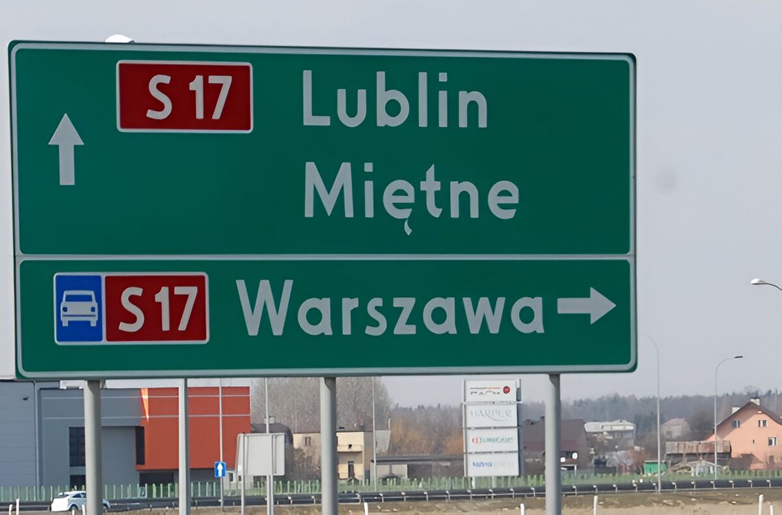 Zderzenie dwóch samochodów na S17. Mercedes uderzył w tył Land Rovera