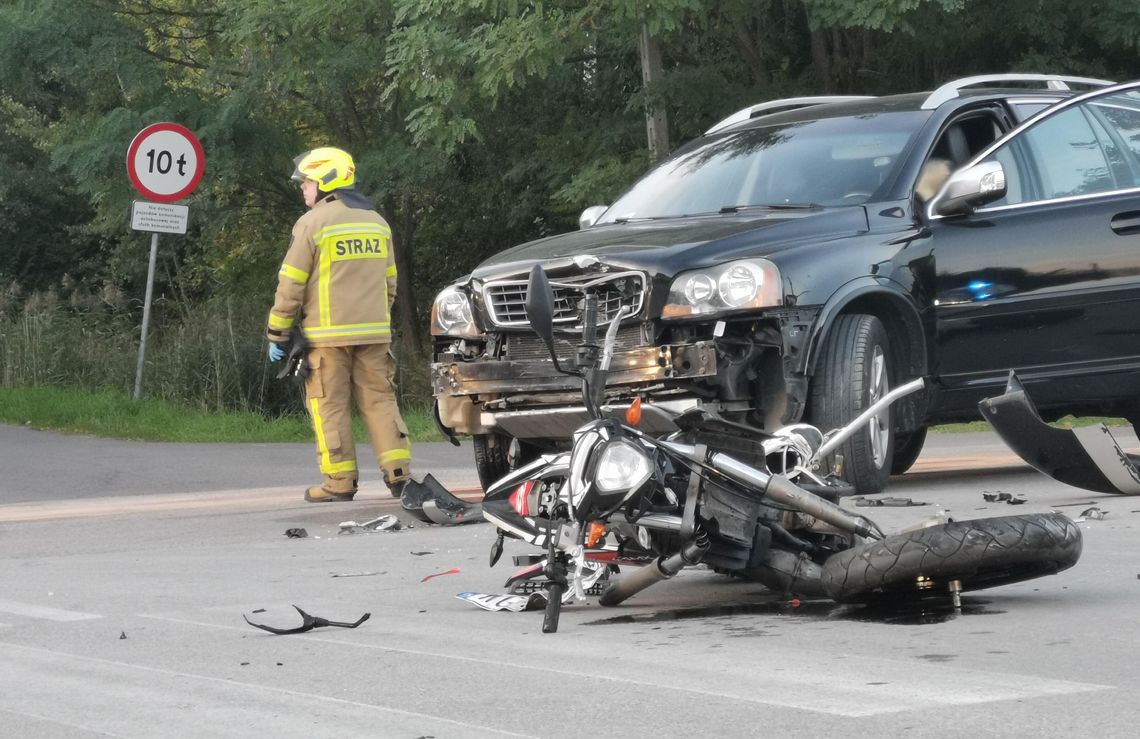 Zderzenie suva z motocyklem na skrzyżowaniu