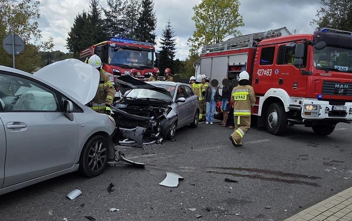 Zderzenie trzech aut w Puznówce. Jedna osoba trafiła do szpitala Zderzenie trzech aut w Puznówce. Jedna osoba trafiła do szpitala