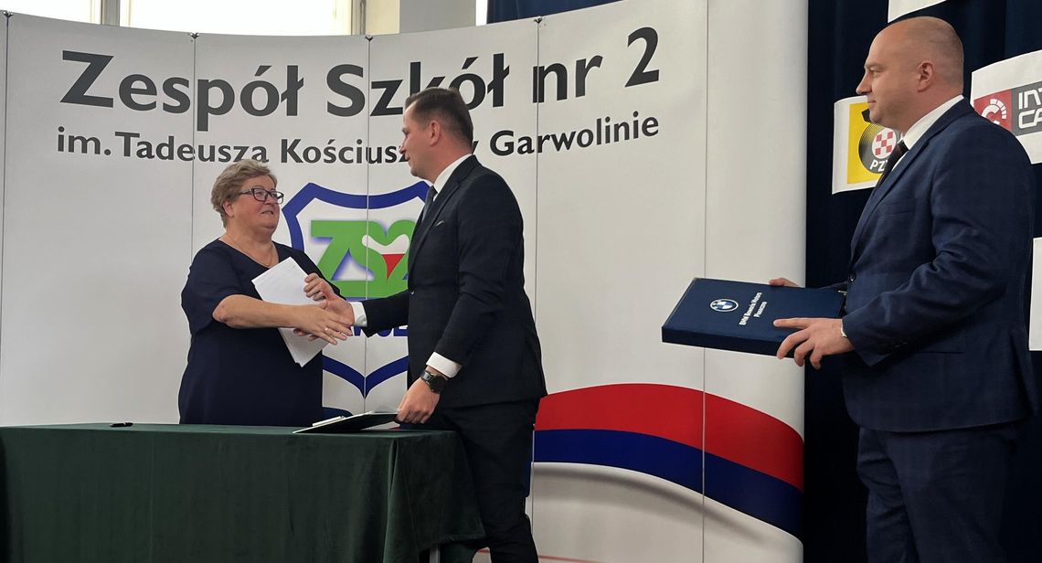 Zespół Szkół nr 2 w Garwolinie nawiązał współpracę z BMW Bawaria Motors Piaseczno Zespół Szkół nr 2 w Garwolinie nawiązał współpracę z BMW Bawaria Motors Piaseczno