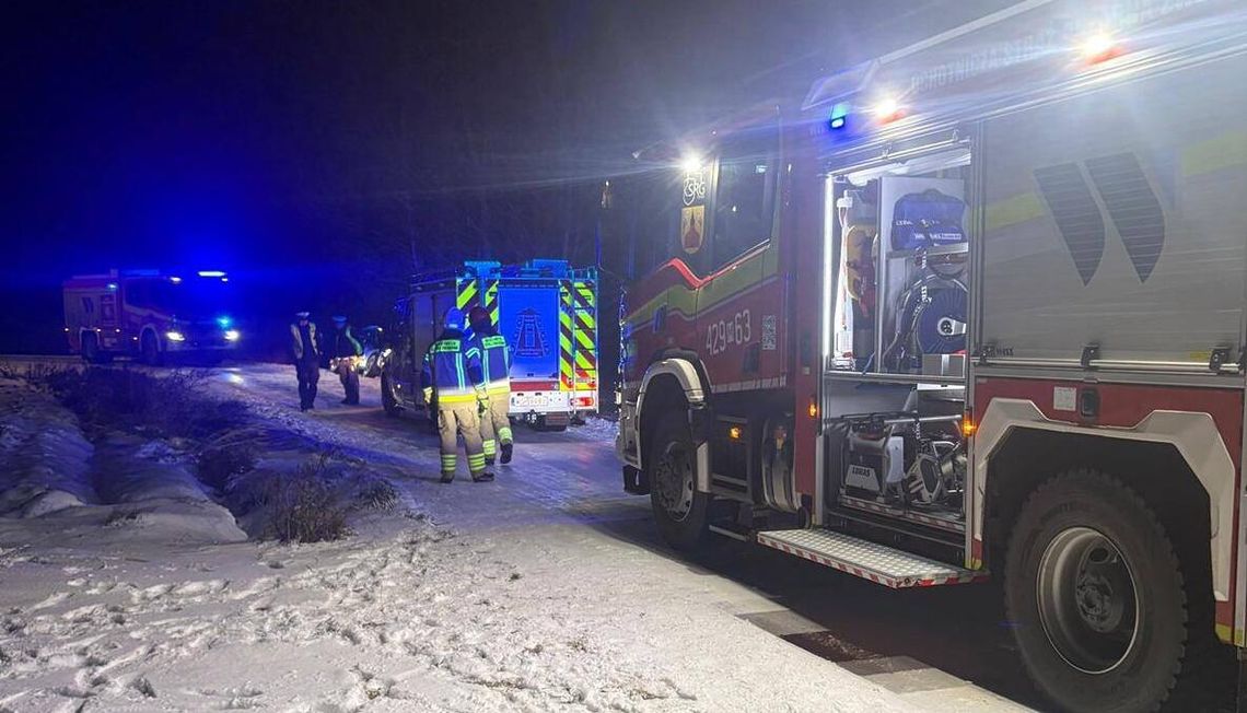 Zjechał z drogi i uderzył w drzewo