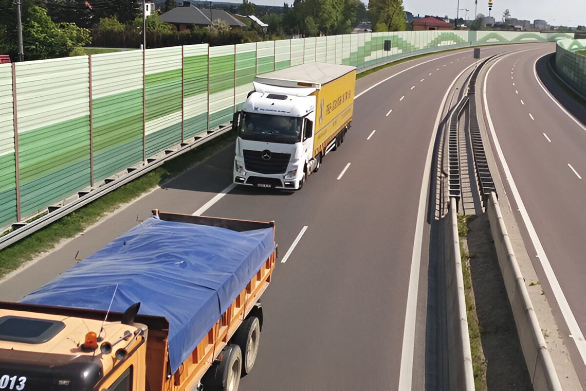 Zmieniała pas na S17. Uderzyła w Jelcza