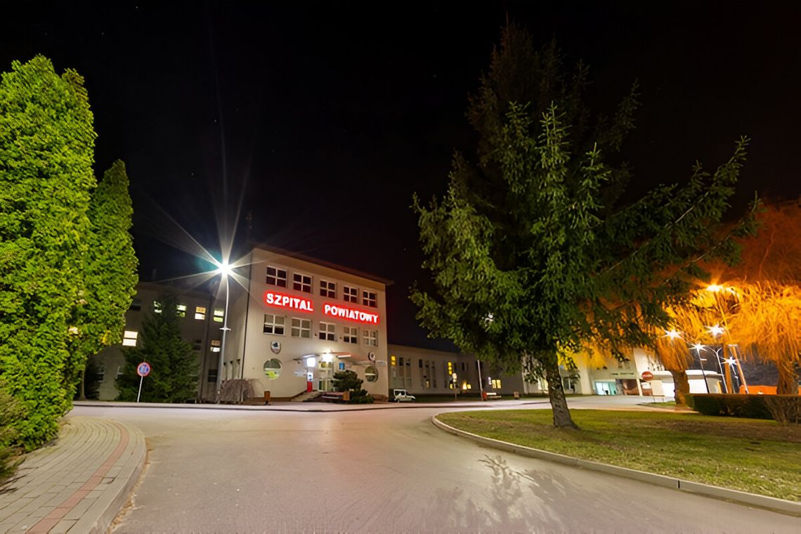 Zwarcie i pożar w szpitalu. Strażacy rozbierali ścianę