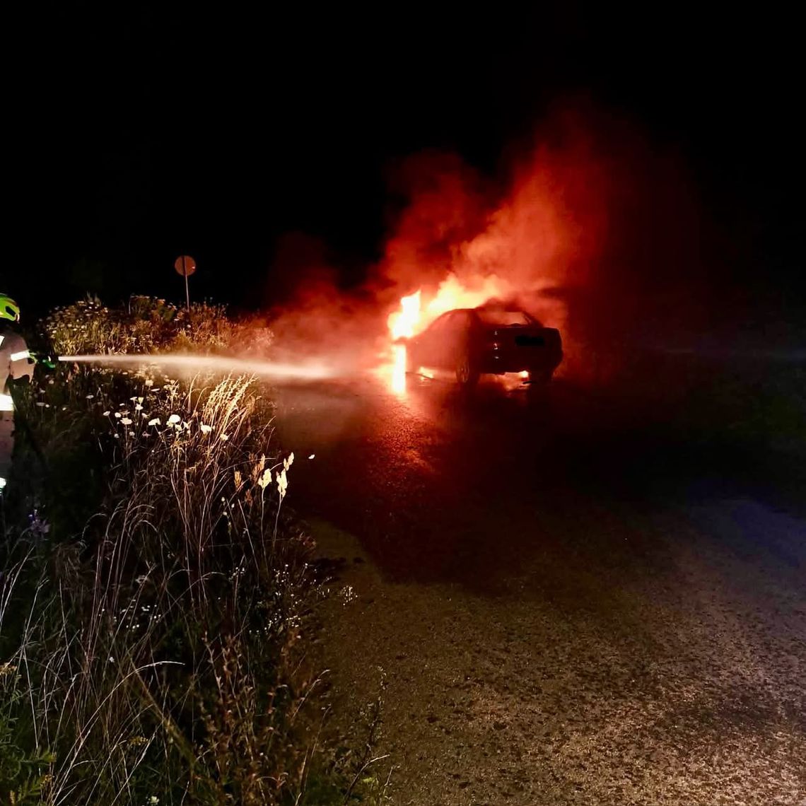 Zwęglone ciało w spalonym Audi. Tragiczne zdarzenie w Grabniaku