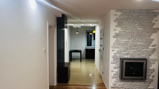 Do wynajęcia mieszkanie o powierzchni 52 m², położone na parterze na spokojnym, zamkniętym osiedlu.