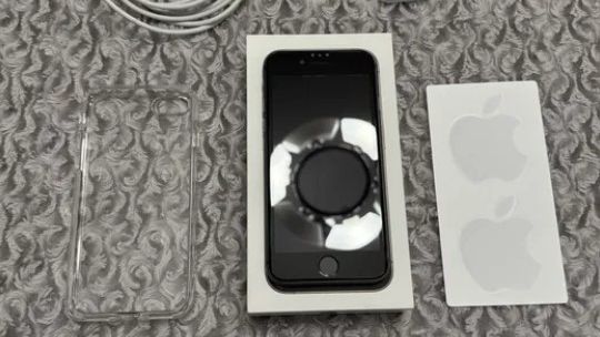 Jak nowy Apple iPhone 8 64GB Space Gray Gwiezdna Szarość + etui Spigen