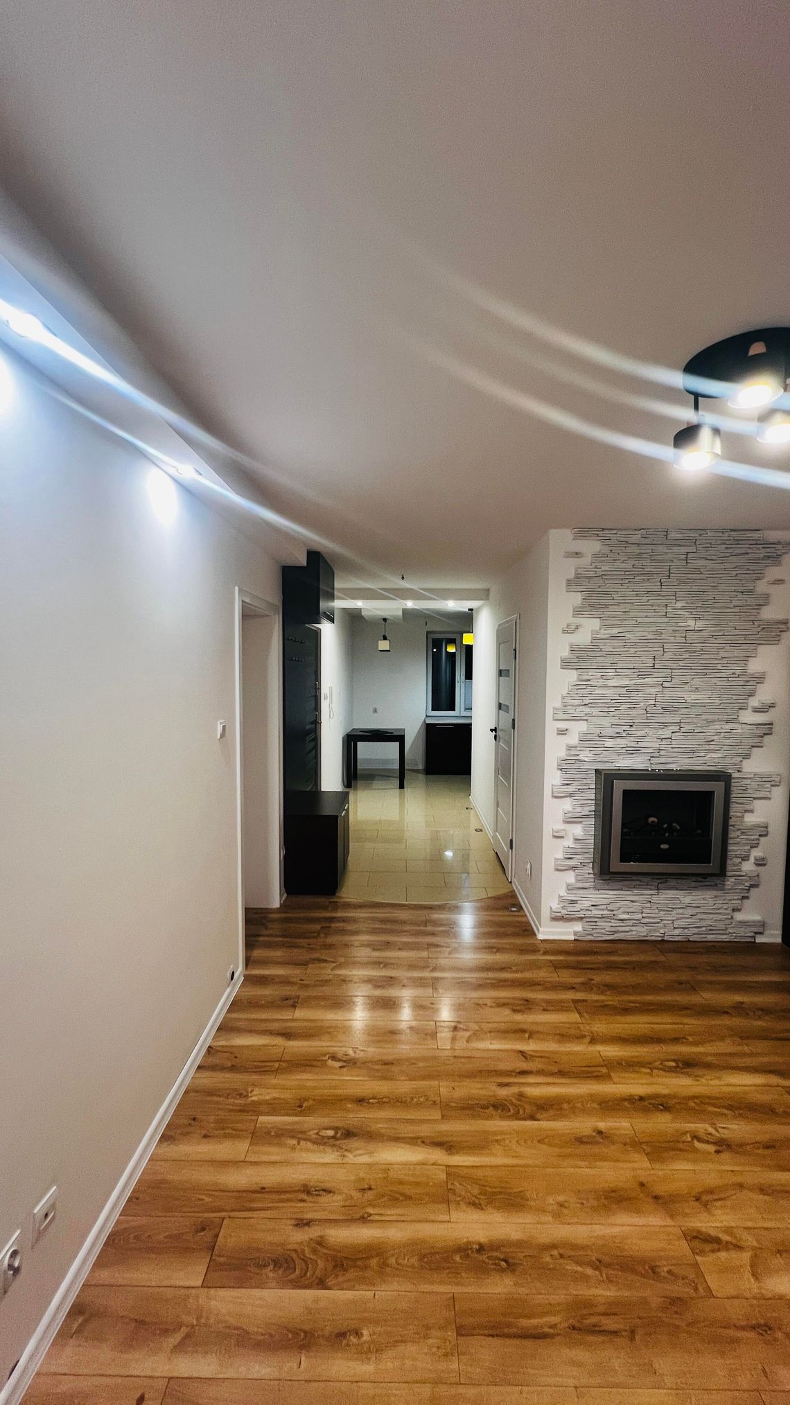 Do wynajęcia mieszkanie o powierzchni 52 m², położone na parterze na spokojnym, zamkniętym osiedlu.