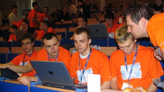 Dwójka informatykami stoi