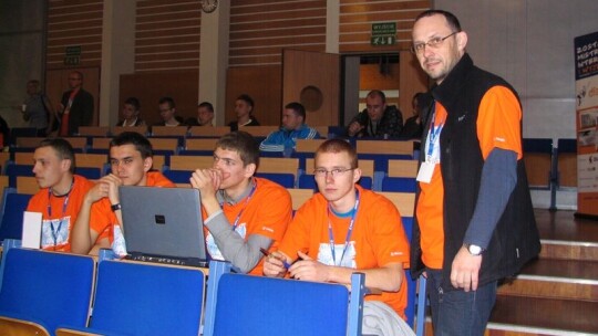 Dwójka informatykami stoi