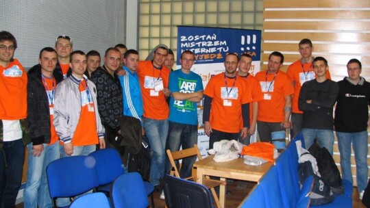 Dwójka informatykami stoi