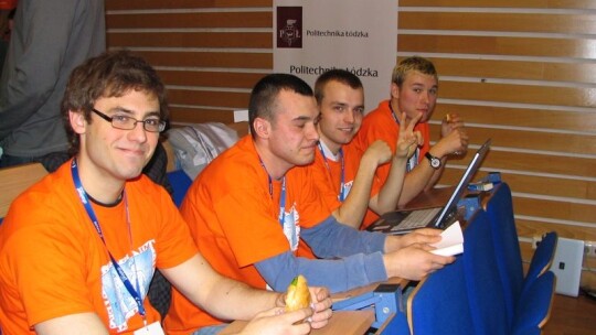 Dwójka informatykami stoi