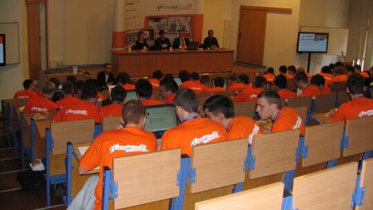 Dwójka informatykami stoi