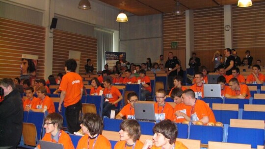 Dwójka informatykami stoi