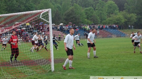 Deszczowe derby bez rozstrzygnięcia