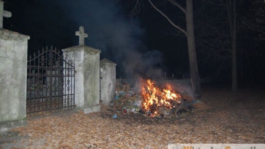 Łaskarzew: Pożar na cmentarzu