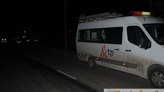 Przecięty światłowód z policją w tle