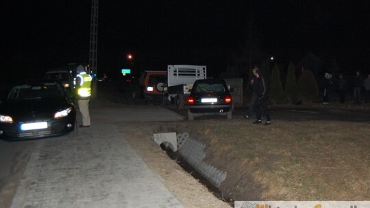 Przecięty światłowód z policją w tle