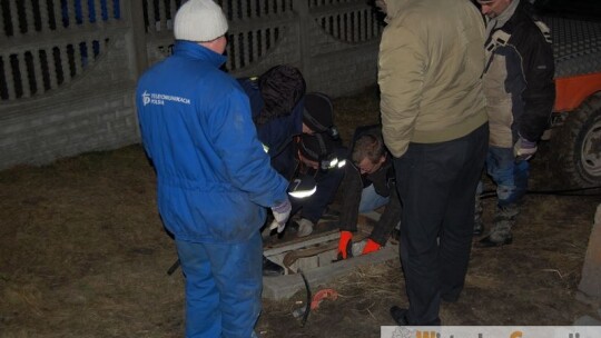 Przecięty światłowód z policją w tle