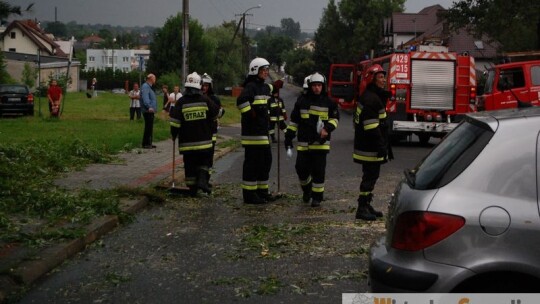 Powalone drzewa, zerwane trakcje i dachy