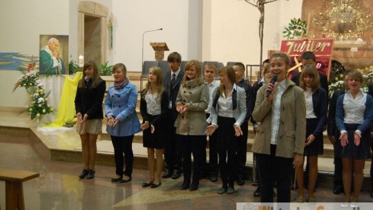 Słodki Dzień Papieski z rodziną i teatrem w tle