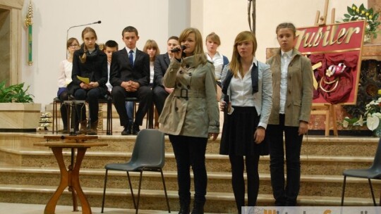 Słodki Dzień Papieski z rodziną i teatrem w tle