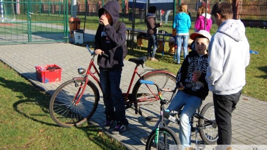 Mają siłkę pod chmurką i kolorową ścianę