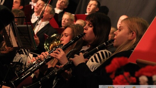 Koncert na głos, orkiestrę i jeszcze jeden głos