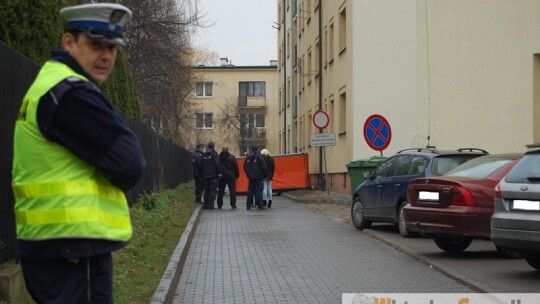 Kobieta chciała wyskoczyć z okna