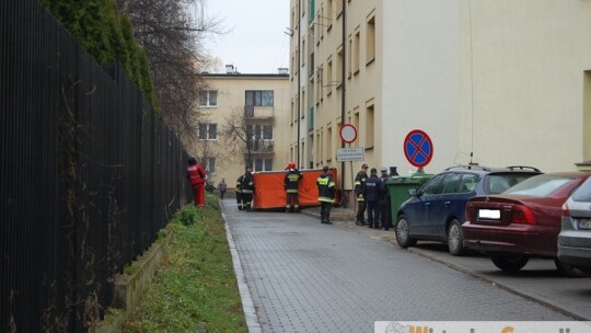 Kobieta chciała wyskoczyć z okna