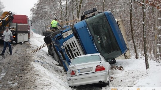 Tir i osobówka w rowie na 17