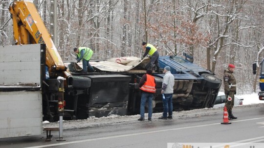 Tir i osobówka w rowie na 17