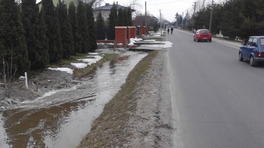 Błąd operatora koparki. Zalane posesje na Wiejskiej.