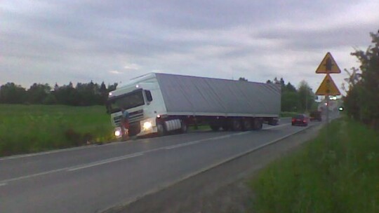 Tir blokował ?76?. Z pomocą przyszedł rolnik