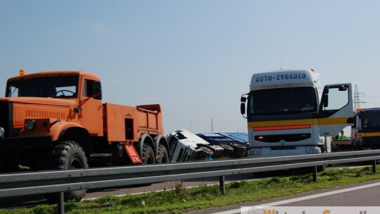 Wypadek na obwodnicy. Tir w rowie