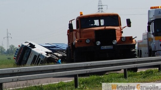 Wypadek na obwodnicy. Tir w rowie