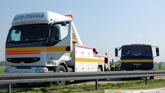 Wypadek na obwodnicy. Tir w rowie