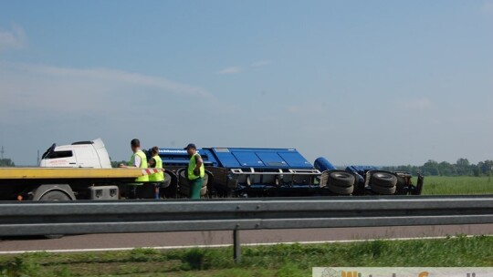 Wypadek na obwodnicy. Tir w rowie