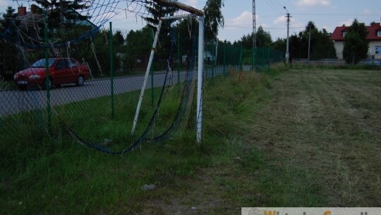 Chaszcze na boisku. Magistrat spóźnił się z koszeniem