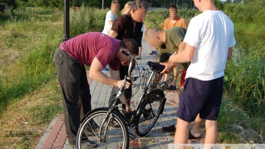 Rowerzysta wpadł do rzeki. Uratowali go przechodnie