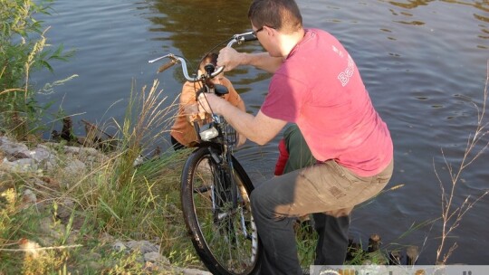 Rowerzysta wpadł do rzeki. Uratowali go przechodnie