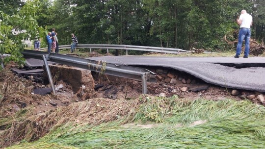 Gm. Trojanów: Po burzy zamknięto drogę