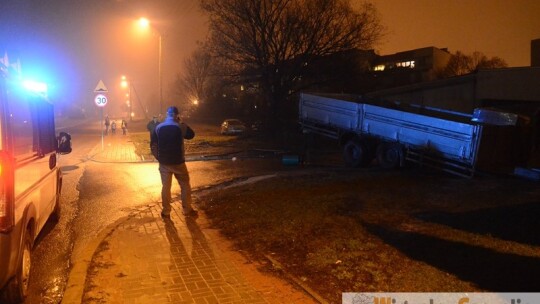 Przyczepa stoczyła się z górki. O krok od tragedii