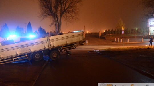 Przyczepa stoczyła się z górki. O krok od tragedii