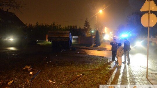 Przyczepa stoczyła się z górki. O krok od tragedii